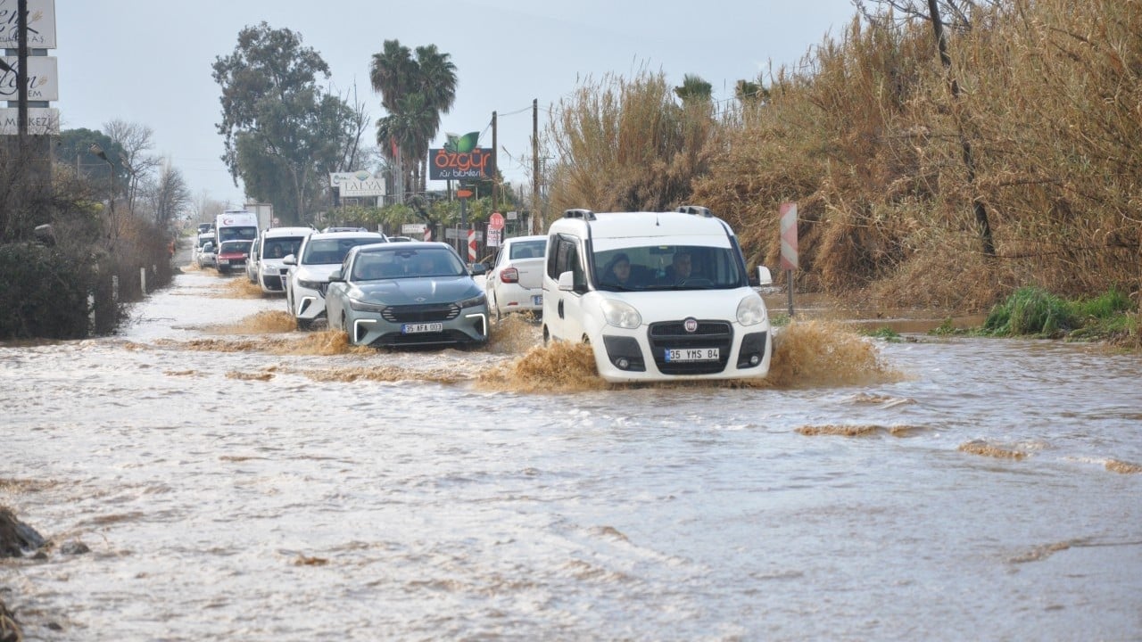 Foto - Bu kez Ankara değil! En ufak yağmurda tüm yollar sele döndü