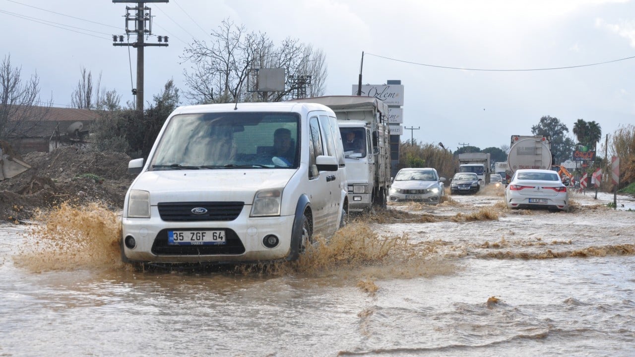 Foto - Bu kez Ankara değil! En ufak yağmurda tüm yollar sele döndü