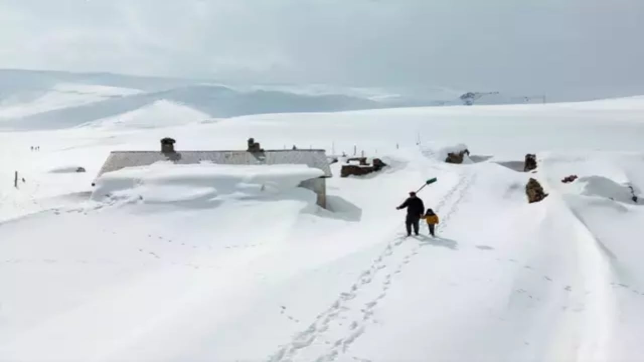 Foto - Bu köyün tek sakini onlar! Tam 9 yıldır 3 metre karın altında nöbet tutuyorlar: Sebebi bir hayli ilginç