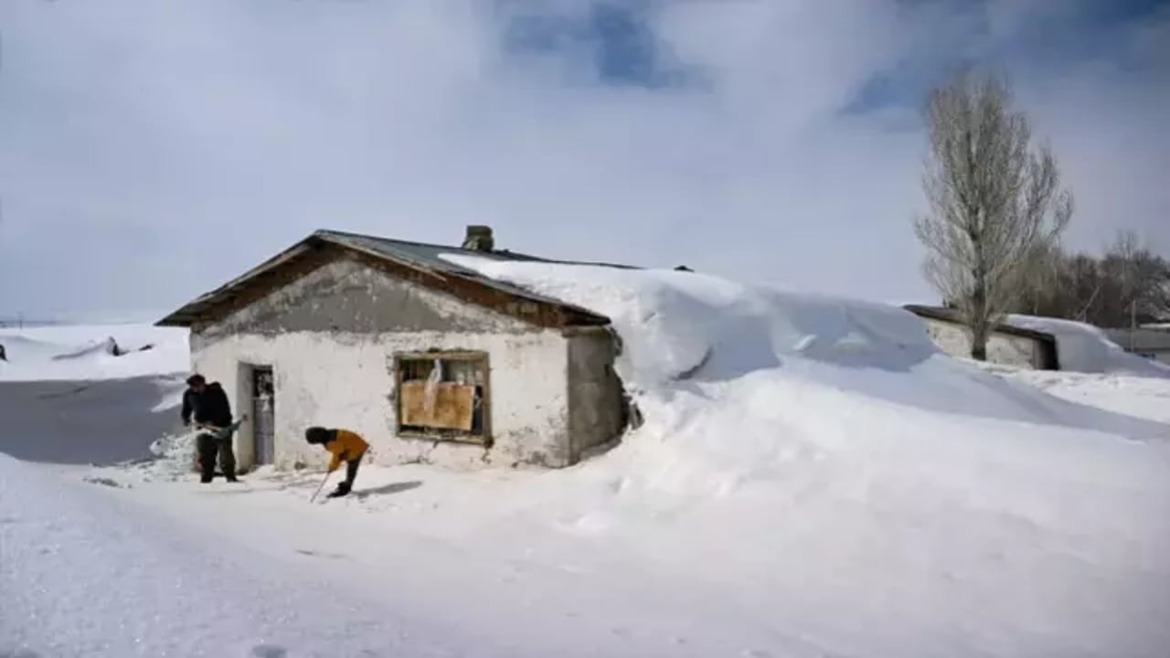 Foto - Bu köyün tek sakini onlar! Tam 9 yıldır 3 metre karın altında nöbet tutuyorlar: Sebebi bir hayli ilginç