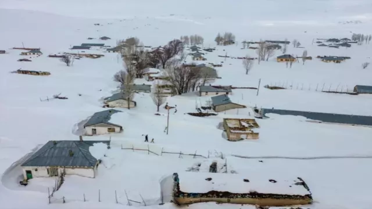 Foto - Bu köyün tek sakini onlar! Tam 9 yıldır 3 metre karın altında nöbet tutuyorlar: Sebebi bir hayli ilginç