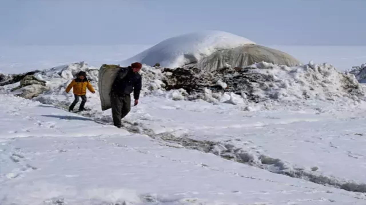 Bu köyün tek sakini onlar! Tam 9 yıldır 3 metre karın altında nöbet tutuyorlar: Sebebi bir hayli ilginç
