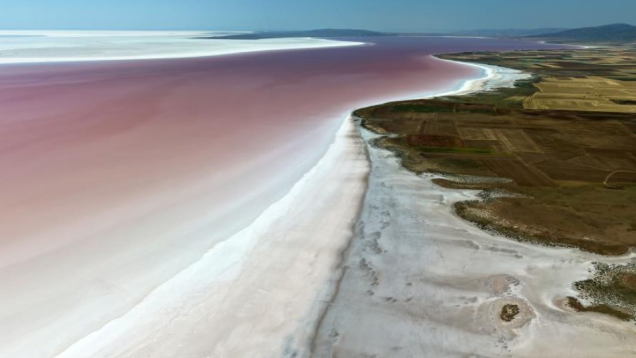 Foto - Bu manzara Avrupa'da değil Türkiye'de! Tuz Gölü'ndeki pembe görüntünün nedeni şaşırttı