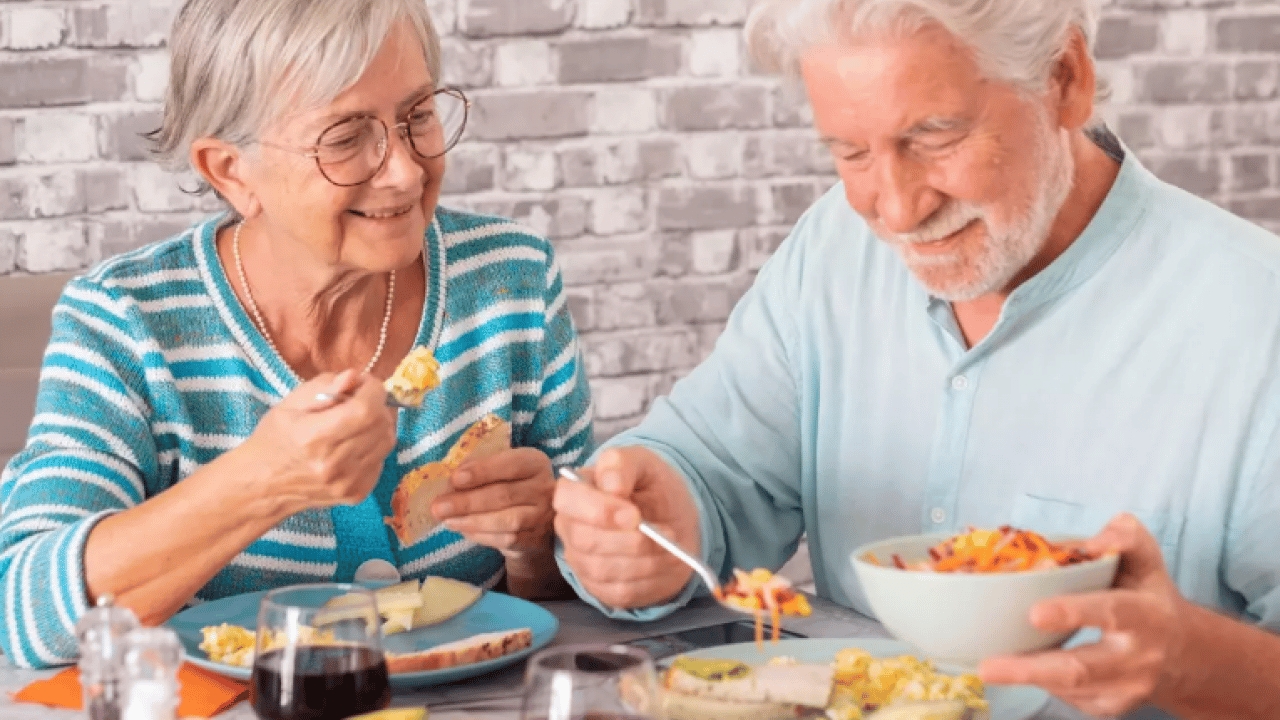 Bu yemekleri ağzınıza bile sürmeyin: 10 dakikada 2 ay yaşlandırıyor!