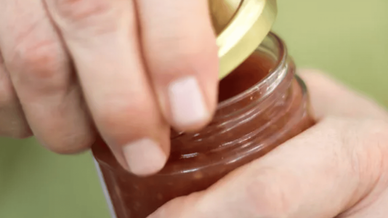 Foto - Bu yöntem ile tarihe karışacak! Kapağı sıkışan kavanozlara veda edin