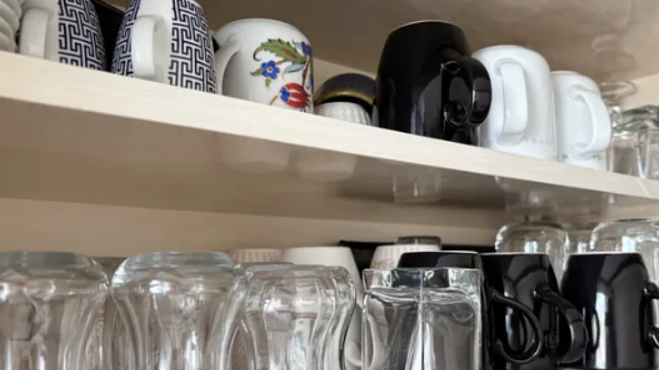 Foto - Bu yöntemden derhal vazgeçin meğer öyle bir zararı varmış ki... Bardakları dolaba sakın ters koymayın