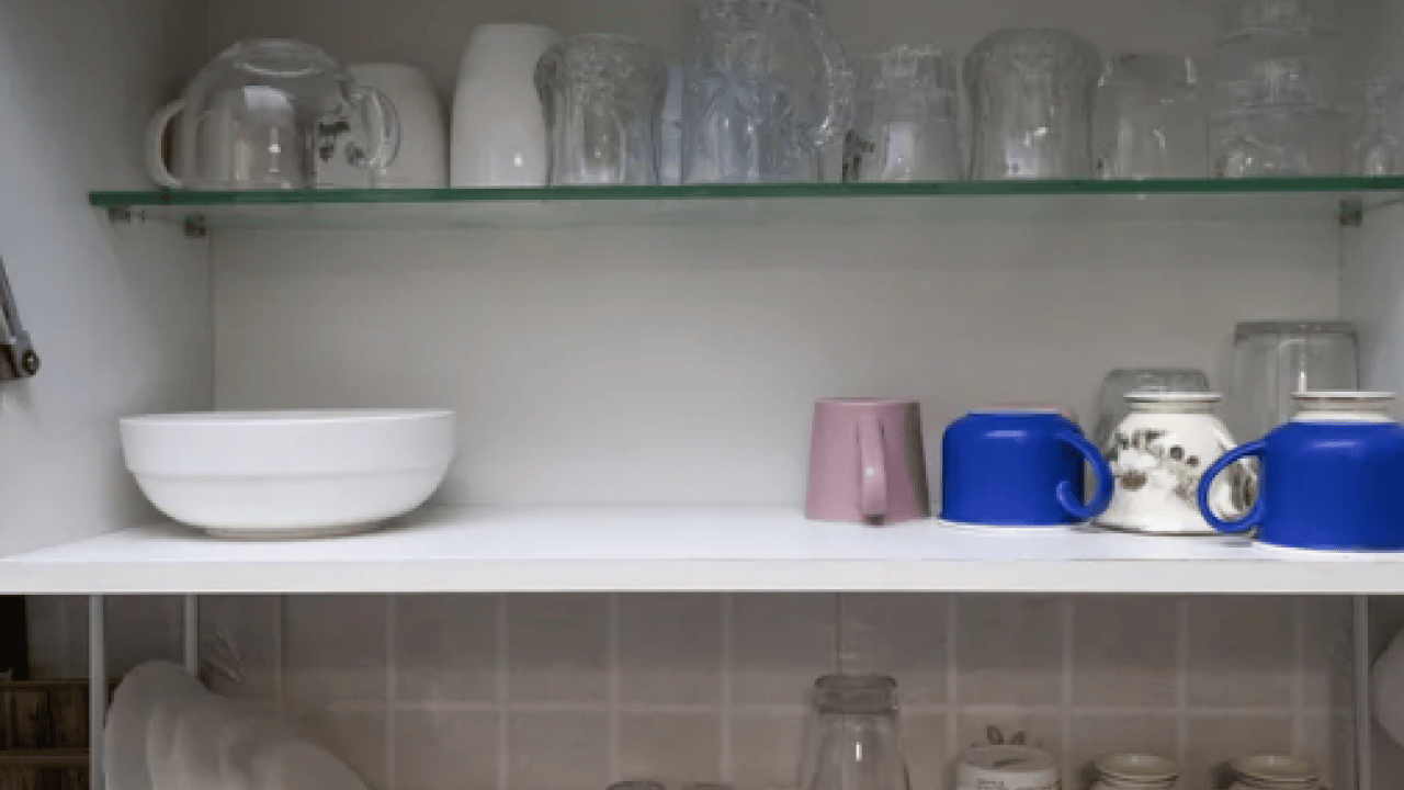 Foto - Bu yöntemden derhal vazgeçin meğer öyle bir zararı varmış ki... Bardakları dolaba sakın ters koymayın