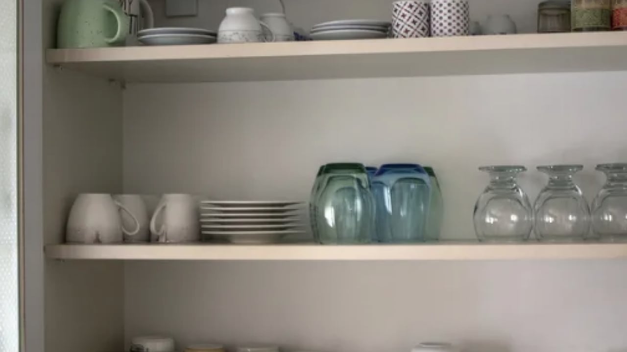 Foto - Bu yöntemden derhal vazgeçin meğer öyle bir zararı varmış ki... Bardakları dolaba sakın ters koymayın