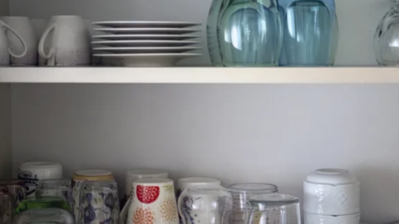 Foto - Bu yöntemden derhal vazgeçin meğer öyle bir zararı varmış ki... Bardakları dolaba sakın ters koymayın