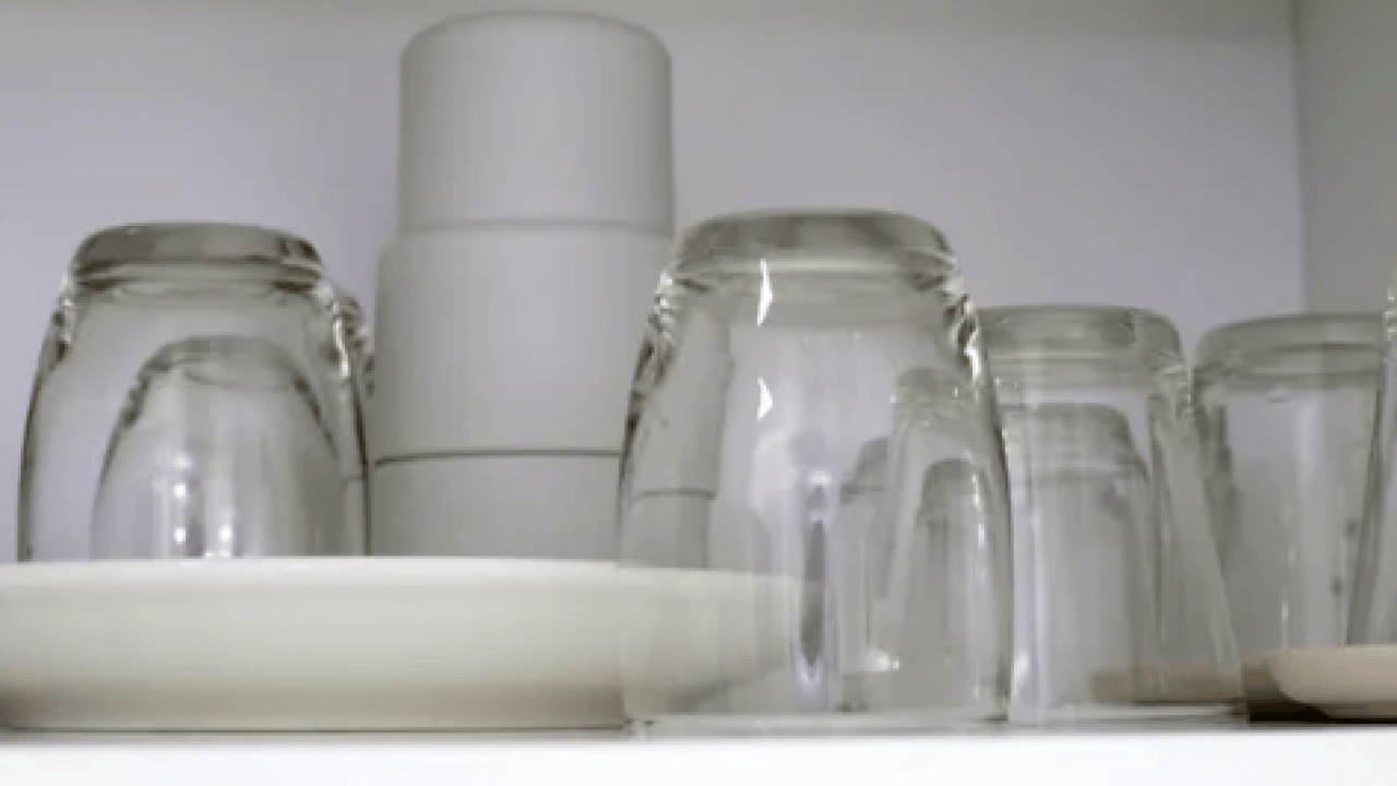 Bu yöntemden derhal vazgeçin meğer öyle bir zararı varmış ki... Bardakları dolaba sakın ters koymayın