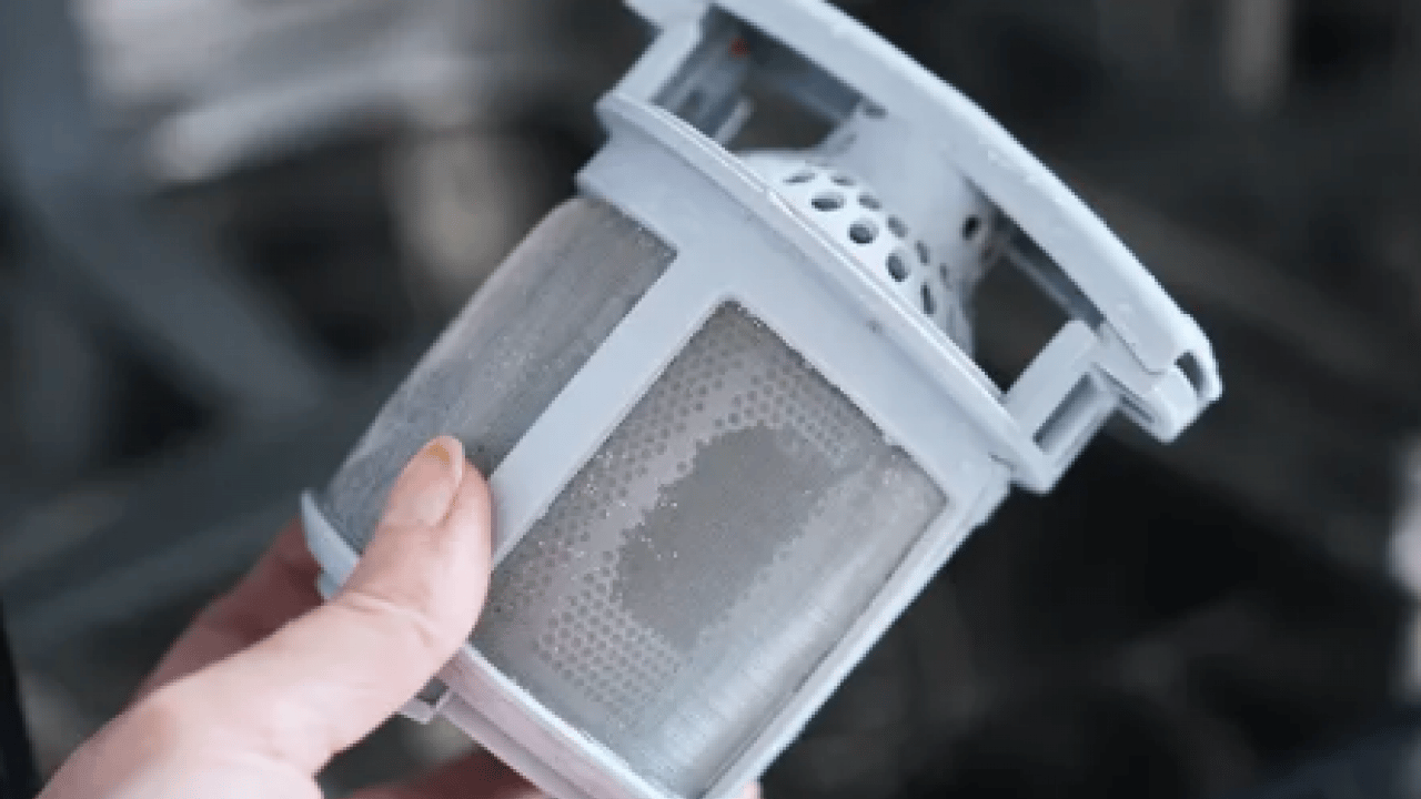 Foto - Bulaşık makinesindeki kireci söküp atıyor! 1 kaşık dökmeniz yeterli... Bu basit yöntem ne?