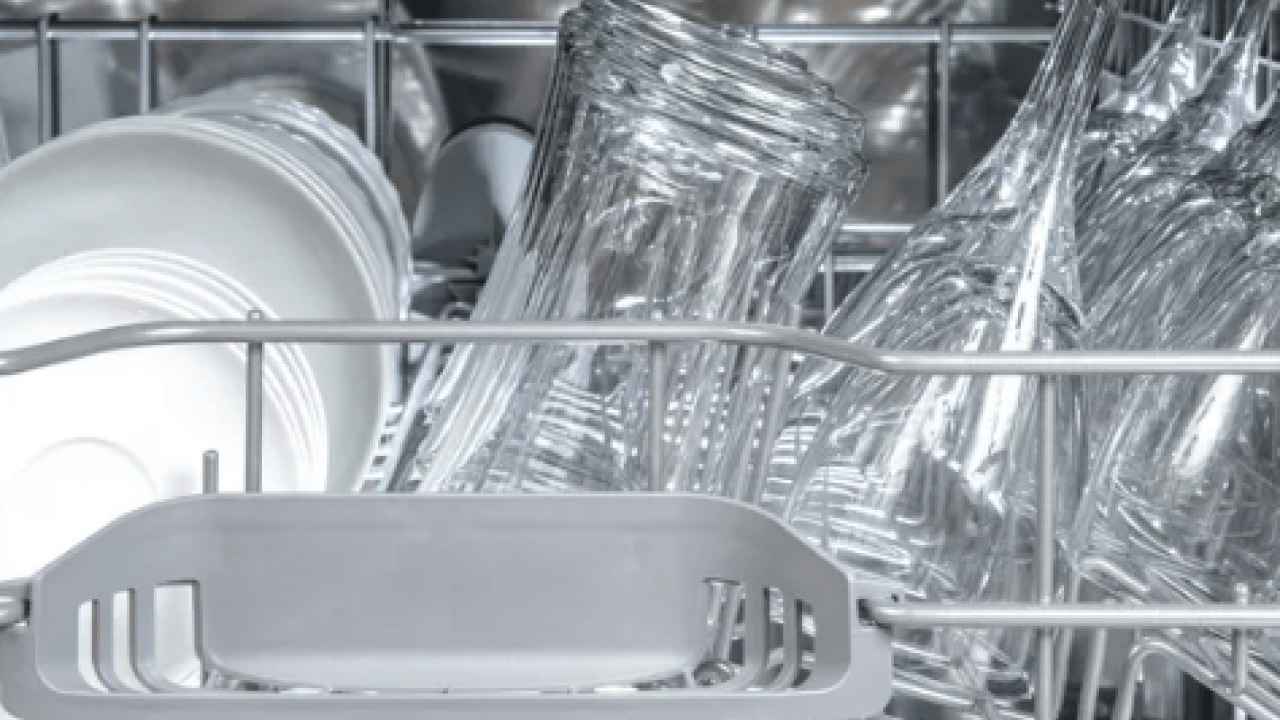 Foto - Bulaşık makinesindeki kireci söküp atıyor! 1 kaşık dökmeniz yeterli... Bu basit yöntem ne?