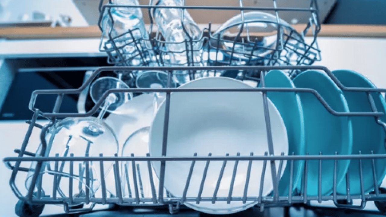 Foto - Bulaşık makinesindeki kireci söküp atıyor! 1 kaşık dökmeniz yeterli... Bu basit yöntem ne?