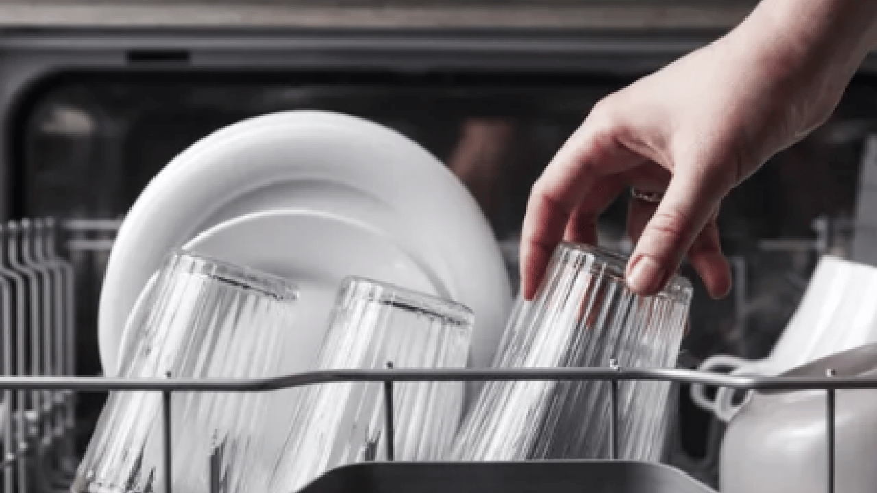 Foto - Bulaşık makinesindeki kireci söküp atıyor! 1 kaşık dökmeniz yeterli... Bu basit yöntem ne?