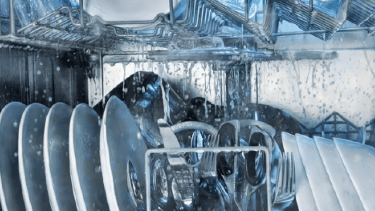 Foto - Bulaşık makinesindeki kireci söküp atıyor! 1 kaşık dökmeniz yeterli... Bu basit yöntem ne?