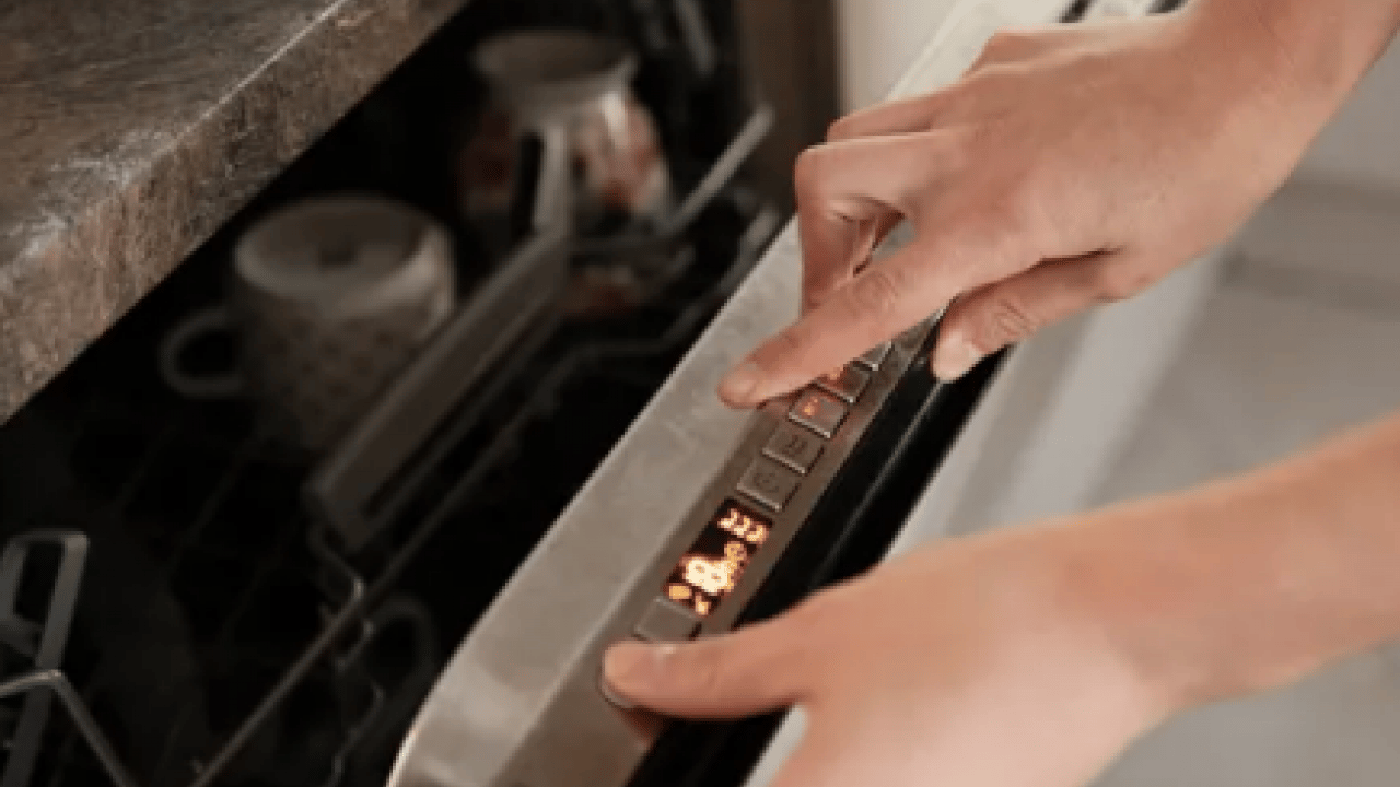 Foto - Bulaşık makinesindeki kireci söküp atıyor! 1 kaşık dökmeniz yeterli... Bu basit yöntem ne?