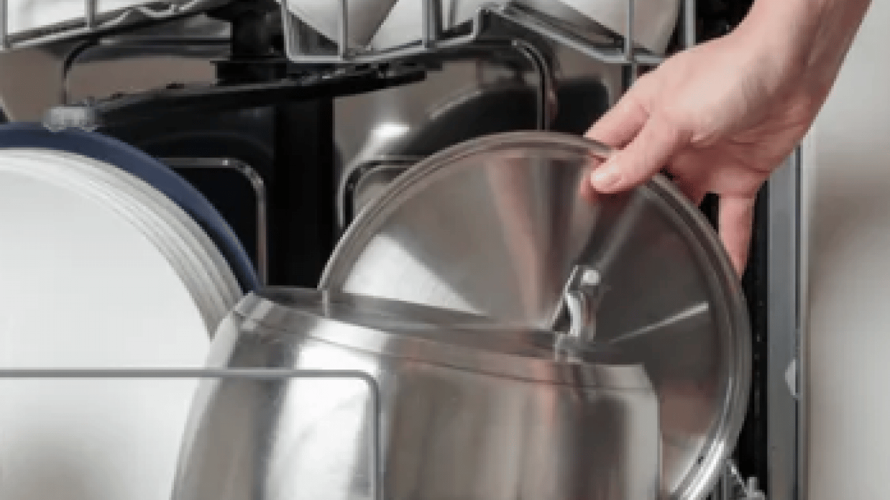 Foto - Bulaşık makinesindeki kireci söküp atıyor! 1 kaşık dökmeniz yeterli... Bu basit yöntem ne?