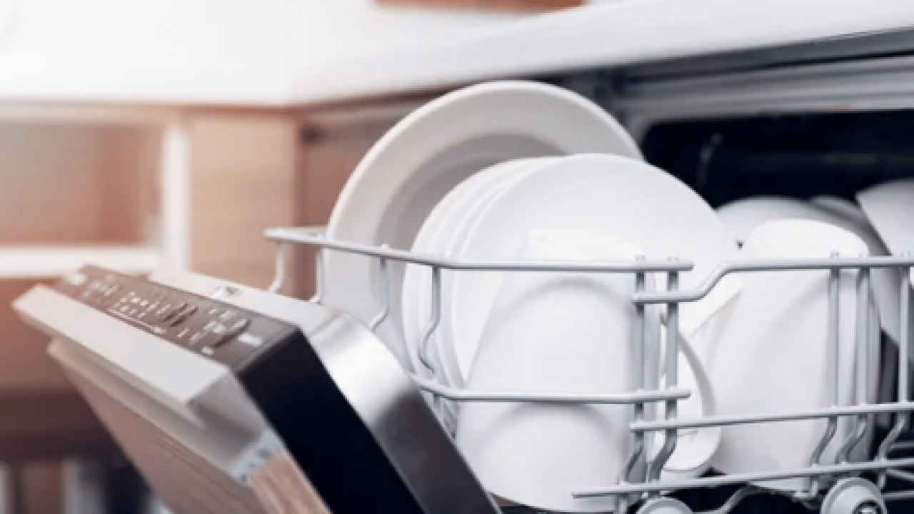 Bulaşık makinesindeki kireci söküp atıyor! 1 kaşık dökmeniz yeterli... Bu basit yöntem ne?