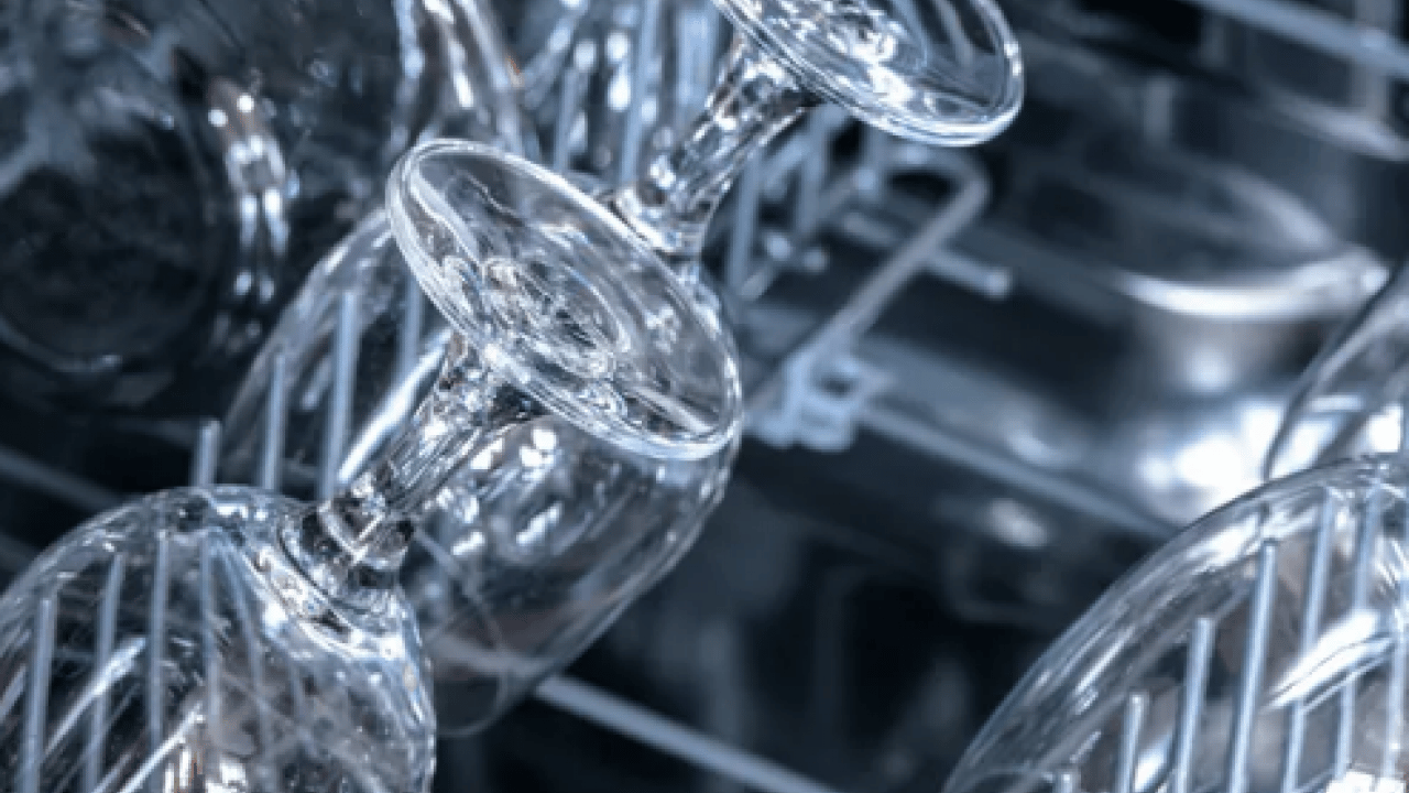 Foto - Bulaşık makinesindeki kireci söküp atıyor! 1 kaşık dökmeniz yeterli... Bu basit yöntem ne?