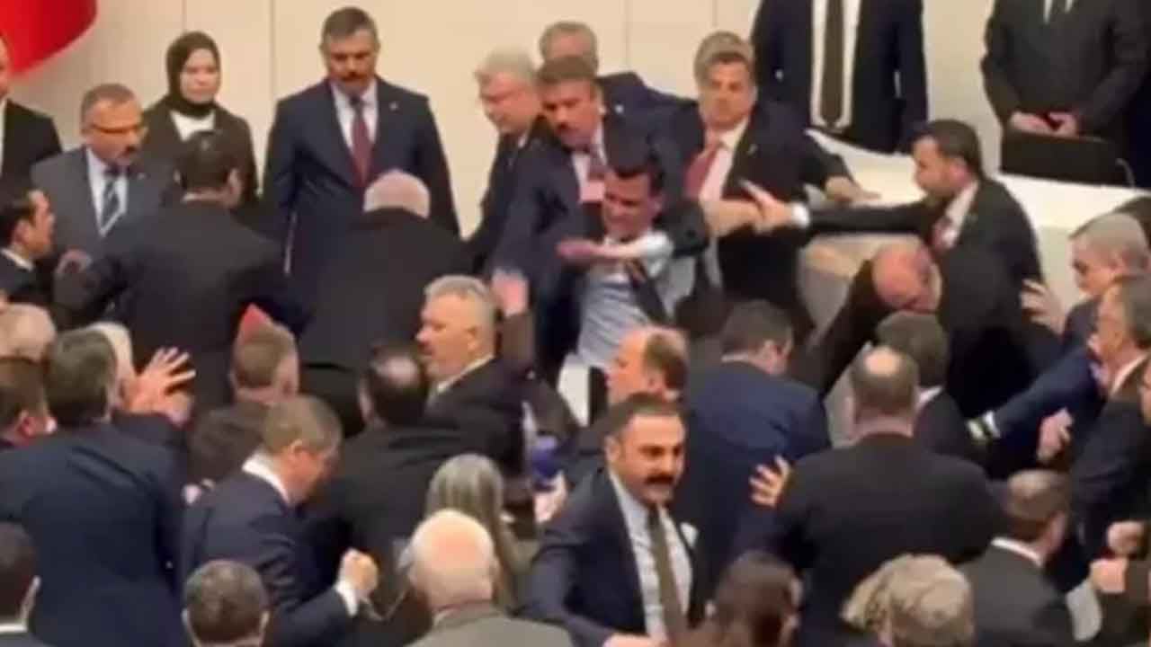 Foto - Bülent Arınç'tan beklenmedik çıkış: Büyük üzüntüyle izledim asla tasvip etmiyorum