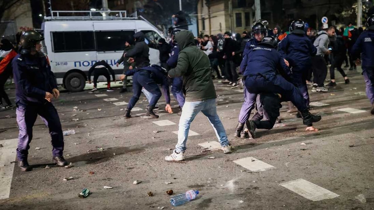 Foto - Hükümete istifa protestoları yapıldı... Bulgaristan Başbakanı istifa etti: Komsuda hükümet kararı açıkladı