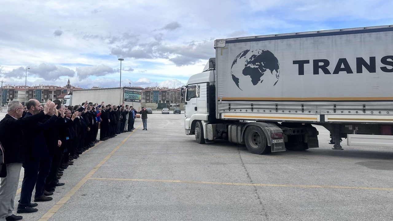 Foto - Bulut ağlamazsa yer nasıl gülsün: Konya'dan Gazze'ye 15 yardım tırı gönderildi