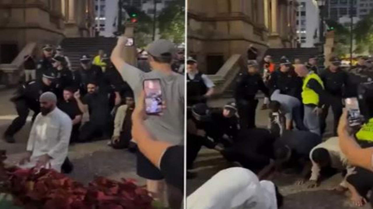 Bunlarda hiç vicdan yok! Namaz kılan grubu tekme tokat dövdüler