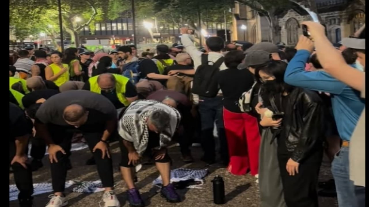 Foto - Bunlarda hiç vicdan yok! Namaz kılan grubu tekme tokat dövdüler