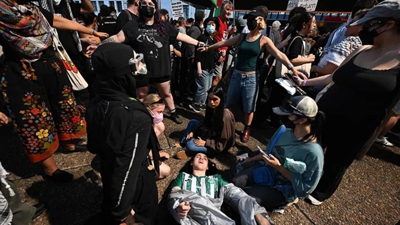Foto - Bunlarda hiç vicdan yok! Namaz kılan grubu tekme tokat dövdüler