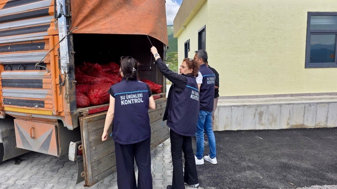 Foto - Bunları vatandaşlara yedireceklerdi! 7 ton ele geçirildi