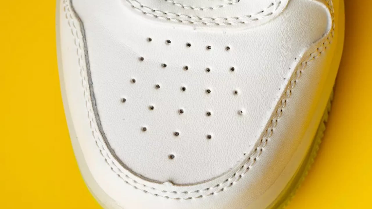 Foto - Ayakkabılardaki deliklerin ne işe yaradığı ortaya çıktı! Meğer sadece görsel değilmiş!