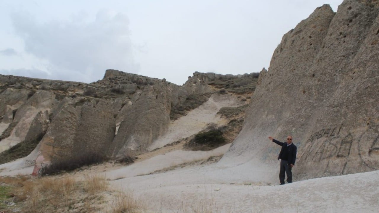 Foto - Bunu da yaptılar! Peribacalarına sprey boyalı tahribat