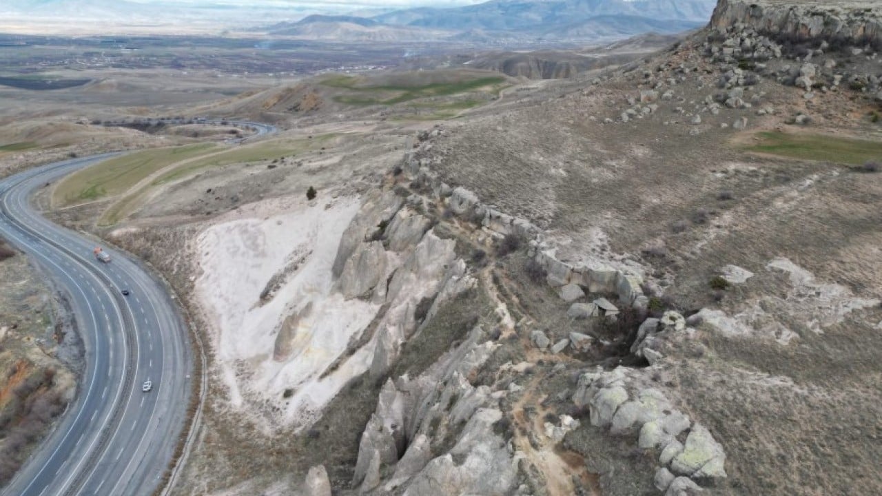 Foto - Bunu da yaptılar! Peribacalarına sprey boyalı tahribat