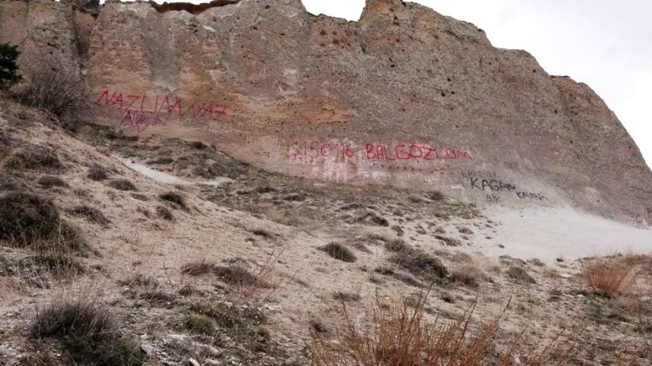 Foto - Bunu da yaptılar! Peribacalarına sprey boyalı tahribat