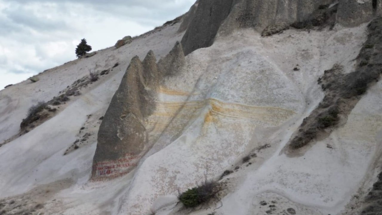Foto - Bunu da yaptılar! Peribacalarına sprey boyalı tahribat
