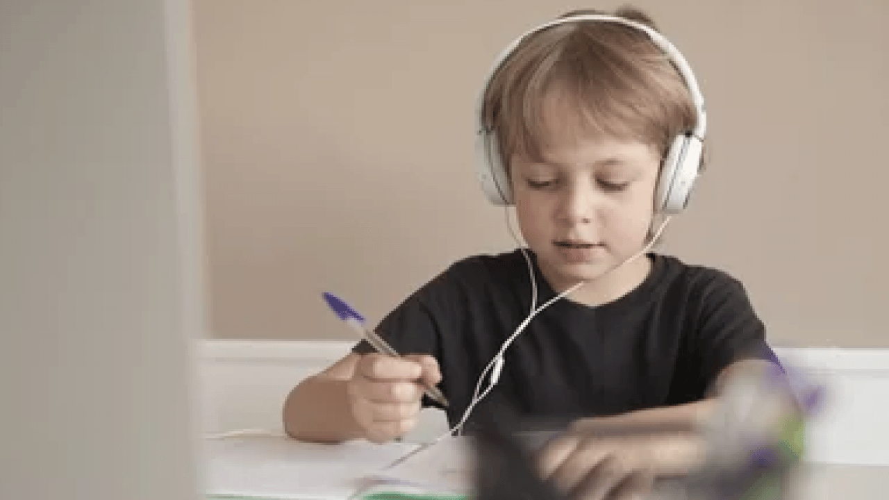 Bunu yapmamalısınız artık! Günde 8 saatten fazla kulaklık kullanmak bakın neyin habercisi...