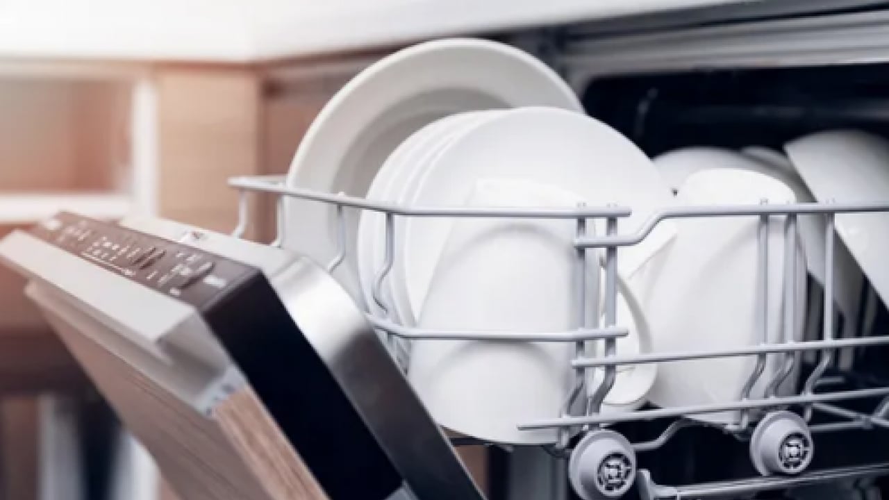 Foto - Bunu yapmayın! Meğer hepimiz yanlış biliyormuşuz! Bulaşık makinesini doldururken...