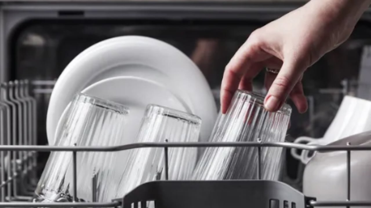 Foto - Bunu yapmayın! Meğer hepimiz yanlış biliyormuşuz! Bulaşık makinesini doldururken...