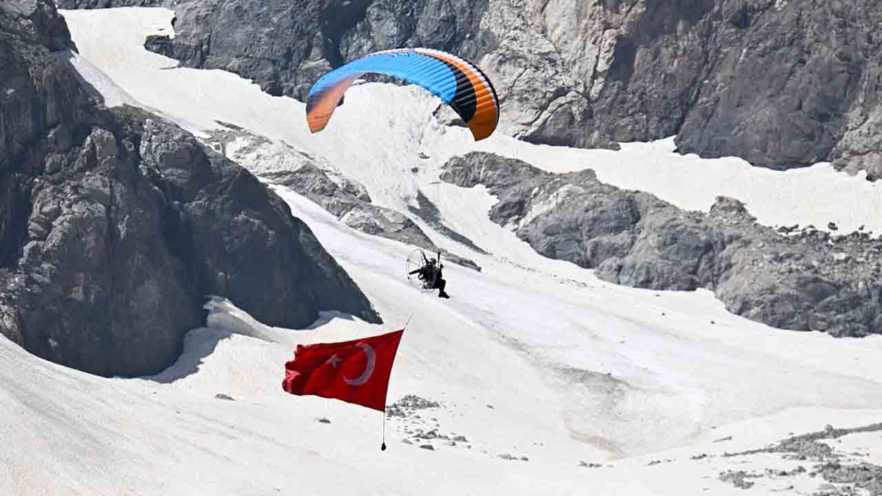 Foto - Burası İsviçre değil, Hakkari: Kar ve buzulların arasında el ense çektiler