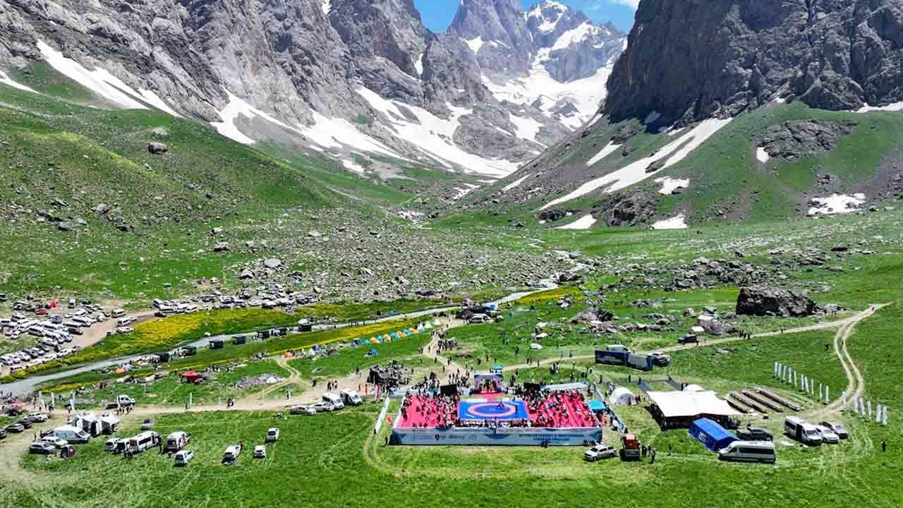 Foto - Burası İsviçre değil, Hakkari: Kar ve buzulların arasında el ense çektiler