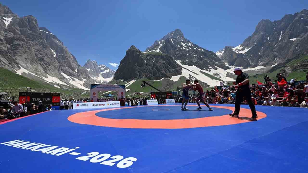Foto - Burası İsviçre değil, Hakkari: Kar ve buzulların arasında el ense çektiler