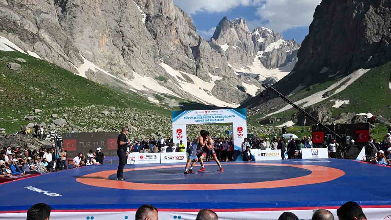 Foto - Burası İsviçre değil, Hakkari: Kar ve buzulların arasında el ense çektiler