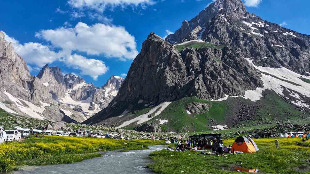 Foto - Burası İsviçre değil, Hakkari: Kar ve buzulların arasında el ense çektiler