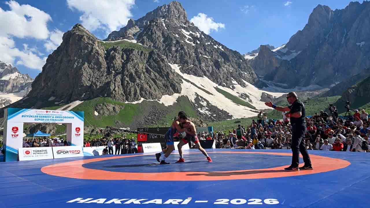 Burası İsviçre değil, Hakkari: Kar ve buzulların arasında el ense çektiler