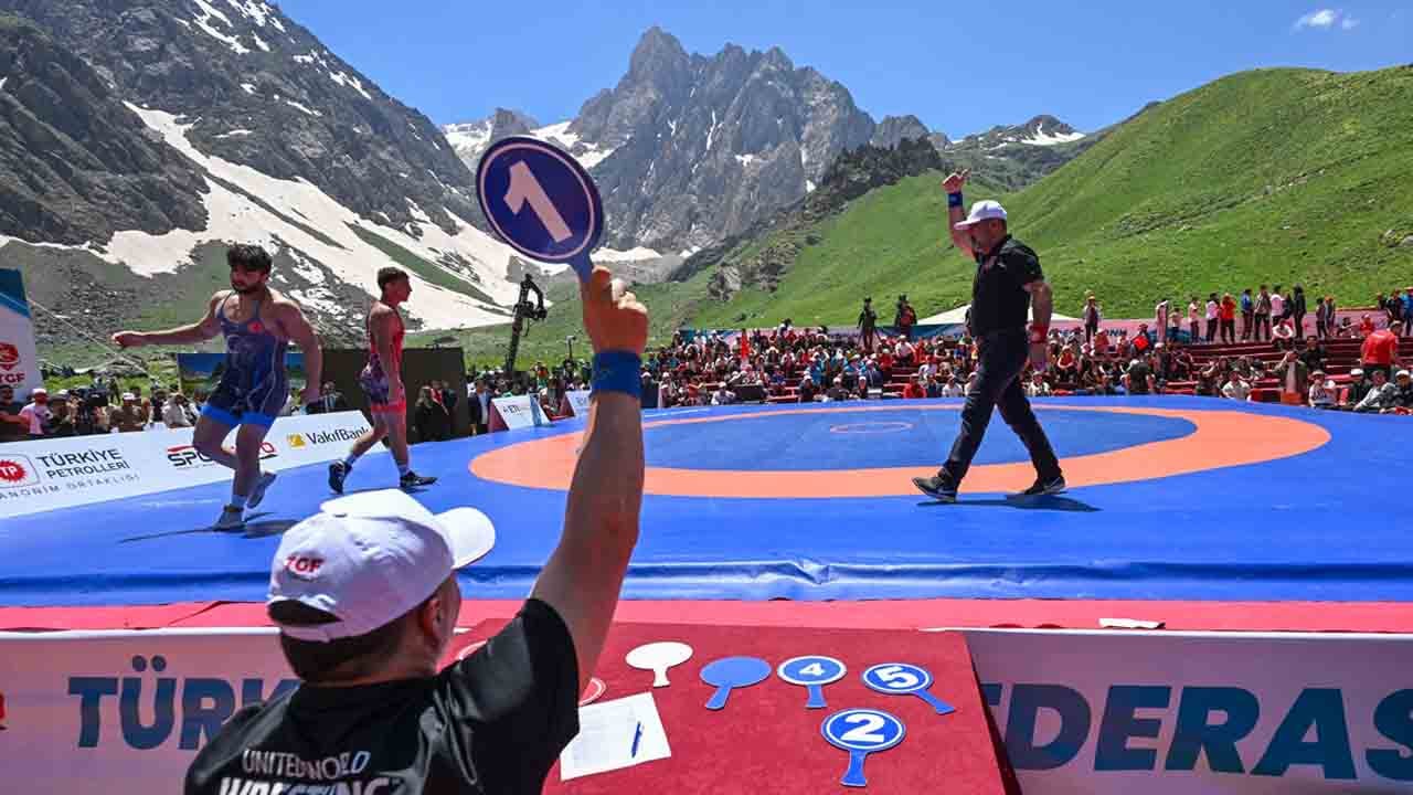 Foto - Burası İsviçre değil, Hakkari: Kar ve buzulların arasında el ense çektiler