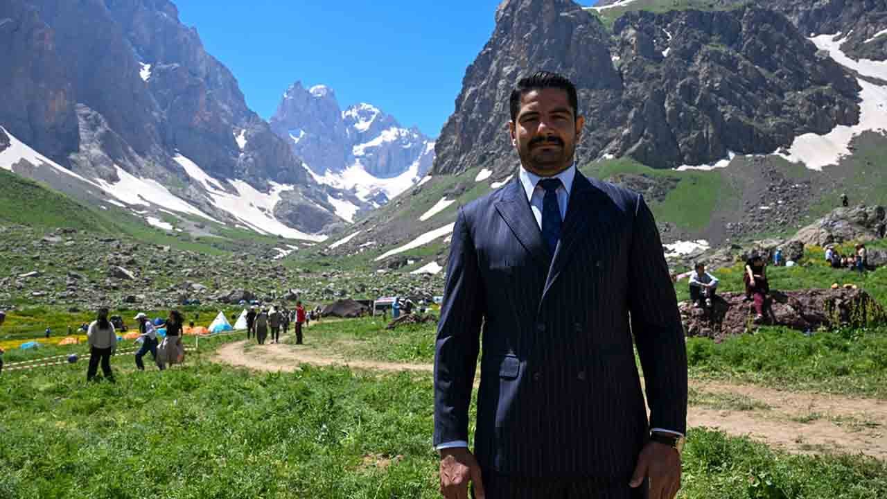 Foto - Burası İsviçre değil, Hakkari: Kar ve buzulların arasında el ense çektiler