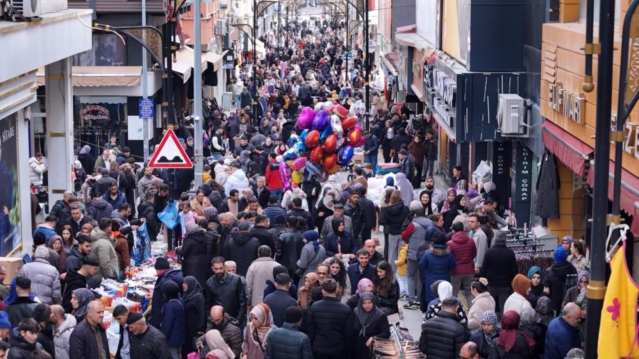 Burası ne Beyoğlu ne de Taksim Sivaslılar döndü İstanbul boşaldı