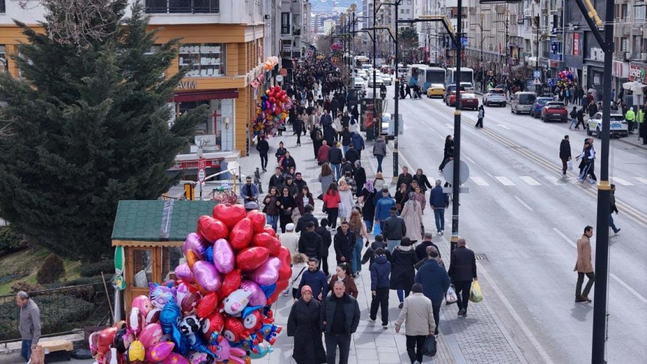 Foto - Burası ne Beyoğlu ne de Taksim Sivaslılar döndü İstanbul boşaldı