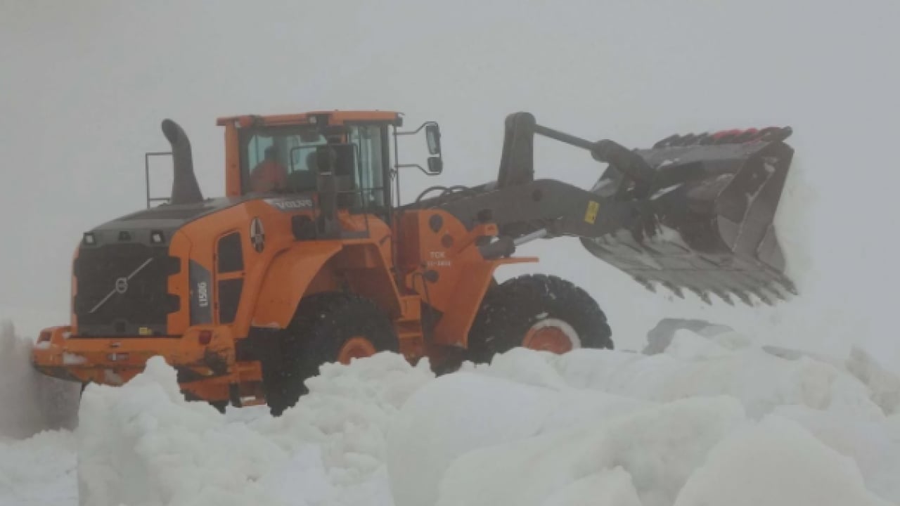 Foto - Burası ne Van ne Hakkari! Yaz şehrinde kar 2 metreyi aştı
