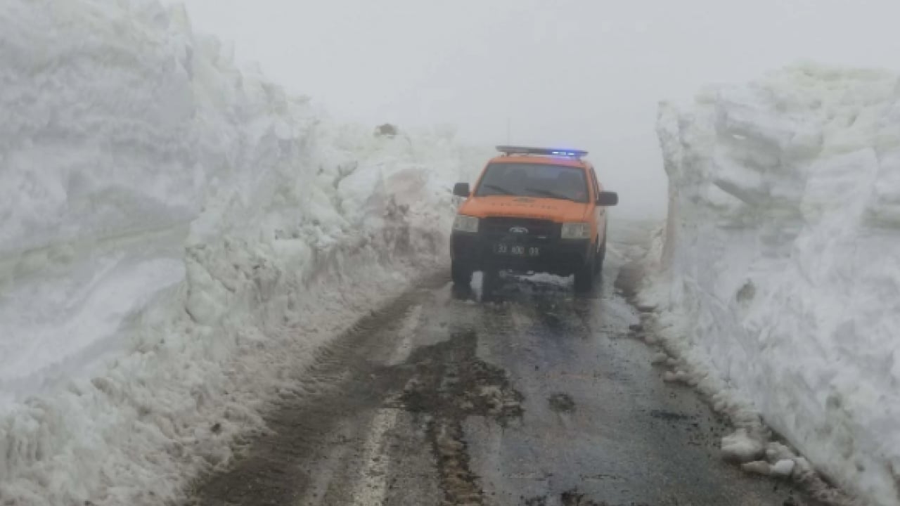 Foto - Burası ne Van ne Hakkari! Yaz şehrinde kar 2 metreyi aştı